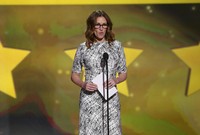 Aktris berusia 46 tahun itu sempat membacakan salah satu nominasi di atas panggung. REUTERS/Kevork Djansezian.