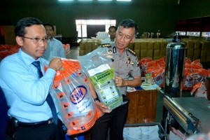 Buru Agen Air Zamzam Palsu, Polisi Sisir Toko Oleh-oleh Haji