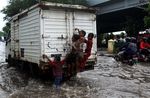 Jalan Yos Sudarso Terendam Banjir