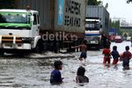 Jalan Yos Sudarso Terendam Banjir