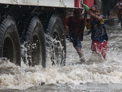 Jalan Yos Sudarso Terendam Banjir