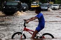 Para pengendara menerobos banjir di Jalan Boulevard Barat, Kelapa Gading.