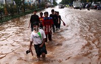 Banjir yang merendam Jalan Boulevard Barat setinggi 50 cm.