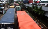 Arus lalu lintas di Jalan Yos Sudarso yang mengarah ke Tanjung Priok macet total.