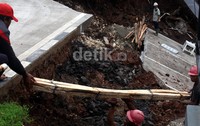 Diduga penyebab longsor tersebut karena struktur tanah yang tidak stabil.