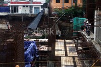 Di lokasi tersebut sendiri tengah dilakukan pembangunan proyek gedung bertingkat.