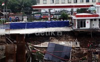 Longsor tersebut menyebabkan jalan, saluran air dan listrik ke pemukiman warga yang dihuni sekitar 500 orang terputus.