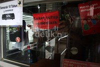 Petugas menutup halte Trans Jakarta di Halte Plumpang, Jakarta Utara, Jum'at (17/1/2014).
