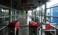 Bus TransJakarta tidak bisa melintasi kawasan yang tergenang di Plumpang, Jakarta Utara, Trans Jakarta hanya sampai dengan halte Sunter.