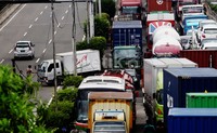    Mayoritas kendaraan didominasi oleh truk-truk besar.