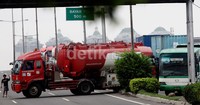     Tidak tahan akibat macet, ratusan kendaraan memutar arah dengan menyeberangi pembatas jalan lalu loncat ke jaur sebelahnya.