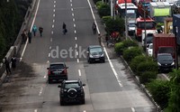 Sejumlah warga memilih turun dan berjalan kaki.