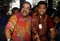 Rano yang mengenakan baju batik merah itu langsung masuk ke gedung KPK. Lamhot Aritonang/detikFoto.