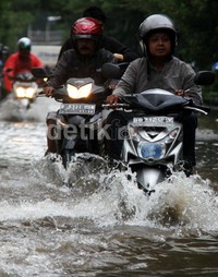 Banjir yang merendam jalan ini setinggi 30 cm.