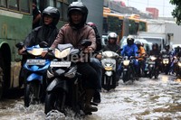 Pengendara baik mobil maupun motor nekat menerjang banjir di Jalan Danau Sunter Utara.