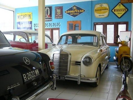 Orang Ini Mengoleksi Lebih Dari 100 Mobil Klasik