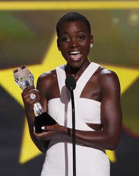 Lupita Nyong'o, berhasil mengantongi penghargaan Best Supporting Actress untuk film karya sutradara Steve McQueen '12 Years a Slave'. REUTERS/Mario Anzuoni.