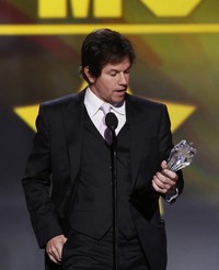 Penghargaan Best Actor In An Action Movie berhasil diraih oleh aktor Mark Wahlberg dalam perannya di film 'Lone Survivor'. Film tersebut juga berhasil menerima penghargaan Best Action Movie. REUTERS/Mario Anzuoni.     