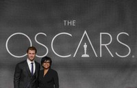 Chris Hemsworth dan Cheryl Boone Isaacs saat mengumumkan nominasi Oscar 2014. REUTERS/Phil McCarten.