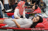 Artis yang akrab disapa Bella itu tampak santai saat melakukan donor darah. Gus Mun/detikHOT.