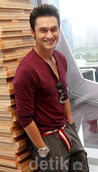 Pada kesempatan itu, Indra tampil dengan blus merah marun, celana abu-abu dan kacamata hitam menggantung di dadanya. Gus Mun/detikHOT.