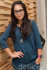 Gaya Gracia Indri Berkacamata