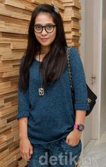 Gaya Gracia Indri Berkacamata