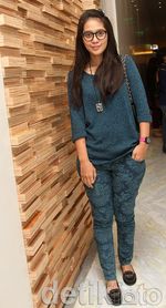 Gaya Gracia Indri Berkacamata