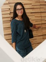 Gaya Gracia Indri Berkacamata