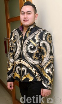 Nassar tampil bling-bling dengan kostum yang bertabur hiasan baju berwarna emas dan perak. Gus Mun/detikHOT.
