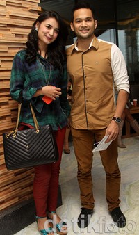Pada kesempatan itu, Shireen tampil casual dibalut kemeja flanel, celana merah dan wedges biru. Sementara Wisnu tampil serba coklat. Gus Mun/detikHOT.