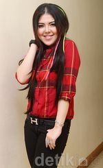 Warna-warni Rambut Tina Toonita