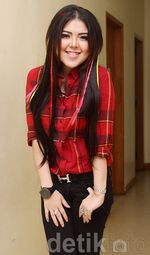 Warna-warni Rambut Tina Toonita