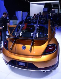 VW Beetle Dune menggunakan bodi lebih kekar supaya terkesan tangguh. Untuk urusan warna, VW Beetle Dune dilaburi dengan warna perpaduan kuning oranye Arizona yang cukup dinamis. (dok VW).