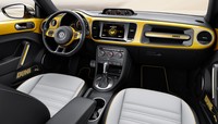 Di bagian interiornya, VW Beetle Dune dilabur dengan warna kuning oranye, hitam dan abu-abu. Perpaduan warna ini menimbulkan efek elegan dari sebuah mobil semi offroad. (dok VW).