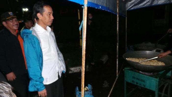 Dini Hari, Jokowi Keliling Pantau Banjir di Jakarta Timur