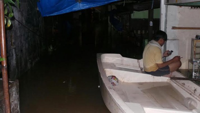 Dini Hari Ini, Banjir di Kampung Pulo Mencapai 3 Meter