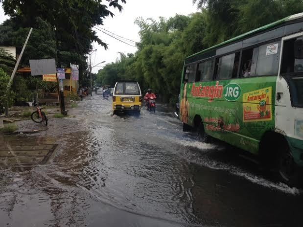 Hindari Jalan Puri Kembangan, Genangan Masih Cukup Tinggi