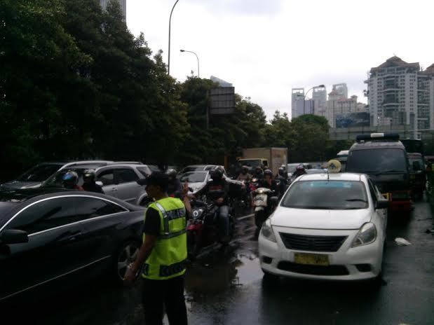 Genangan Air Tinggi di Depan Kampus Untar Jakbar, Lalin Tersendat