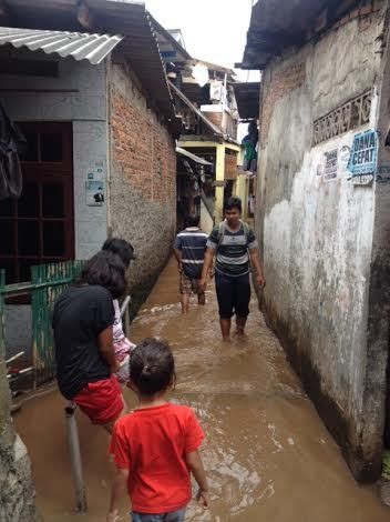 14 RT Terendam Banjir, Warga Kedoya Selatan Kekurangan Logistik