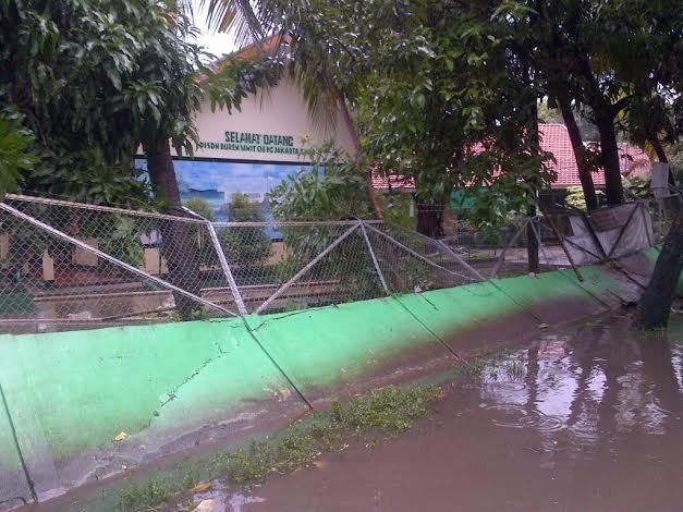 Tembok SD 08 Duren Sawit Roboh Akibat Banjir 1 Meter