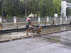 Banjir Belum Surut di Gunung Sahari, Abang Becak Raup Rezeki