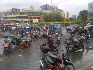 Bundaran Kelapa Gading Terkepung Banjir dari Segala Penjuru