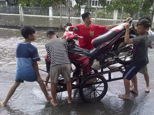 Mereka yang Raup Fulus Kala Banjir Datang