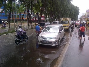 Air Sepaha Genangi Jl Boulevard Kelapa Gading, Lalu Lintas Semrawut