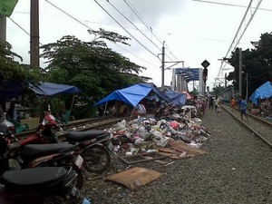 Banjir Lagi, Warga Kampung Pesing Jakbar Kembali Ngungsi ke Rel Kereta