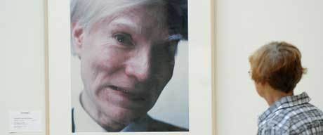 Pameran Andy Warhol Buktikan Dialah Tokoh Selfie Paling Orisinil
