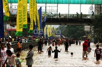 Jalan Abdullah Syafei terputus akibat banjir.