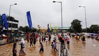 Banjir juga merendam toko-toko di sepanjang jalan tersebut.