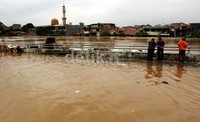 Banjir ini disebabkan oleh luapan Sungai Ciliwung.
